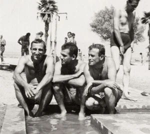 Vintage Foto Jungs hemdloser junger Mann Ausbuchtung Strand Zuneigung Beefcake Gay +9501 - Bild 1 von 2