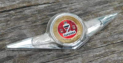 1960-1963 Checker CMC Superba Hood Emblem **O ÚNICO em qualquer lugar** RARO - Imagem 1 de 4