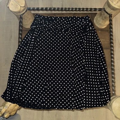 Falda ligera BCBG Maxazria. Lunares blancos y negros. Talla grande usada Foto 1 de 4