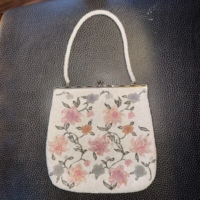 Cartera floral vintage años 50 hecha a mano con cuentas ~ bolso ~ blanco ~ floral ~ novia ~ boda Foto 1 de 4