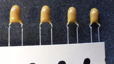 6.8uF 25V 20% CONDENSADOR RADIAL TANTALIO SÓLIDO T352E685M025 (10 POR LOTE)  Foto 1 de 3