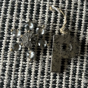 Fienile in ceramica P ornamento iniziale e fiocco di neve - Foto 1 di 4