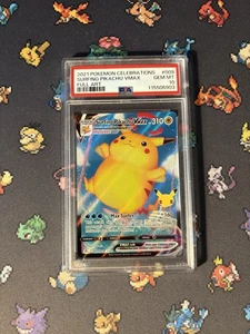 Cartas Pokémon Surfing Pikachu VMAX 009/025 Celebraciones - PSA 10 GEMA COMO NUEVO - Imagen 1 de 3