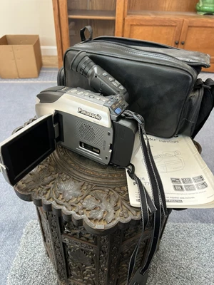 Panasonic PV-L779D Palmcorder PalmSight Camcorder Bundle - Image 1 of 4