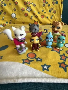 Polly Pocket Sparkling Pets Lot - Katzen/Vögel/Affen mit Outfits - Bild 1 von 16