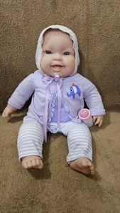 Berenguer Muñeca Bebé 15" Ojos Azules, 3 Piezas Conjunto Púrpura, Cuerpo Suave, Dientes, Biberón - Imagen 1 de 3
