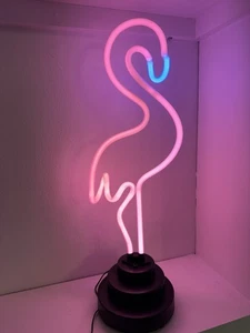 Insegna neon fenicottero scultura lampada da tavolo uomo luce grotta Florida tropicale - Foto 1 di 9