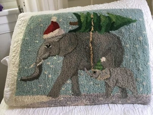 Grandin Road Wollkissen mit Haken Weihnachten Elefanten 14x18 Nikolausmütze - Bild 1 von 6