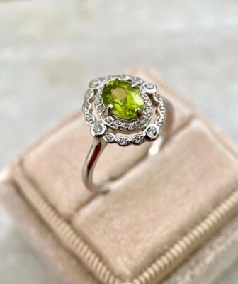 Anillo de compromiso victoriano vintage de peridoto de corte ovalado chapado en oro blanco en plata Foto 1 de 4