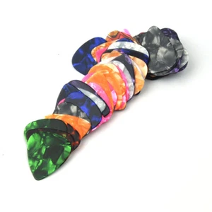Lote de 20 selecciones de guitarra de celuloide en blanco delgado de 0,46 mm púas colores mezclados - Imagen 1 de 4