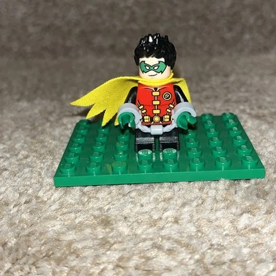 Lego DC Super Heroes Minifigure Robin Green Mask Short Legs Cape 76122 Batman! - Image 1 of 3