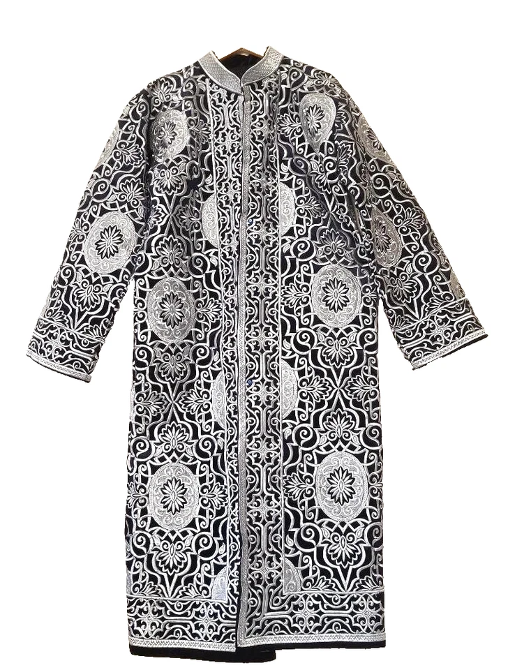 MAJESTUOSO CHAPPAN CEREMONIAL BORDADO ZARDOZI PLATA HOMBRE UZBEKO/TAJIKO Foto 1 de 4