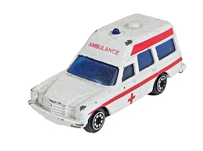 Ambulancia vintage Corgi Juniors Mercedes Benz 2200 Binz diecast color blanco. Foto 1 de 4