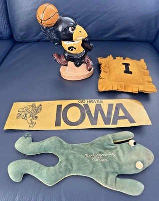 Lote Figura Mascota Herky Ojos Halcón Universidad Iowa, Pegatina Parachoques, Rana, Almohada Foto 1 de 4