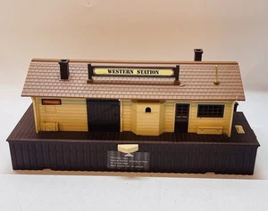 De colección 1986 Nuevo Bright Western Estación de Tren Ferrocarril Edificio Funcionamiento Sonido - Imagen 1 de 7