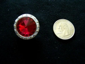 5 RED CRYSTAL RHINESTONE ACCENT SILVER TONE SETTING BUTTONS 1 1/16″ - Picture 1 of 2