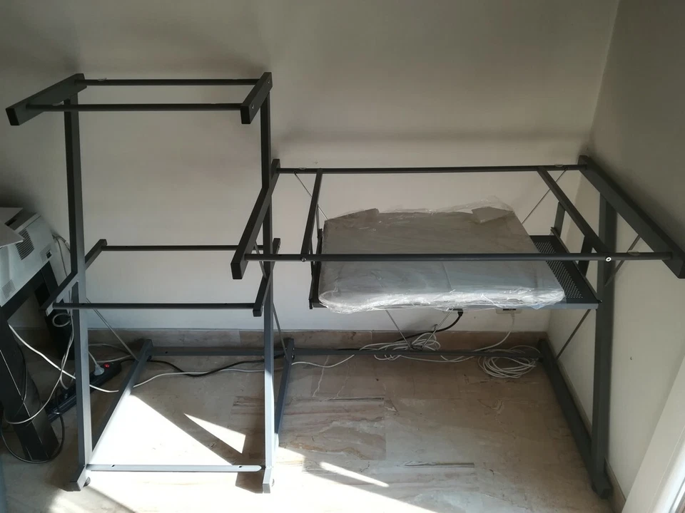 Scrivania da PC in ferro con ripiani in vetro - Immagine 1 di 1