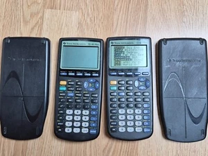 Lot de 2 calculatrices Texas Instruments TI-83 vintage (1 OK + 1 HS) collection - Photo 1/2