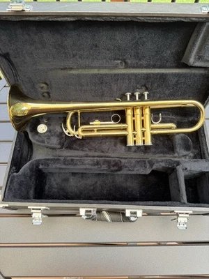 Yamaha Trumpet YTR-232 Bb Student With Case And Mouthpiece Gold Brass Used - Image 1 of 4