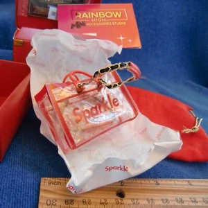 Rainbow High Clear Sparkle Tote Red Ruby Anderson chain Studio Box Bag Open - Imagen 1 de 3