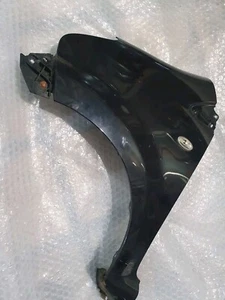 TOYOTA AYGO MK1 2005-10 KOTFLÜGEL VERKLEIDUNG SCHWARZ BEIFAHRERSEITE BESCHÄDIGT - Bild 1 von 5