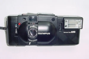 Olympus XA analoge Sucherkamera 35 mm mit Objektiv F.Zuiko 35 mm f/2,8 + A16 Blitz - Bild 1 von 6