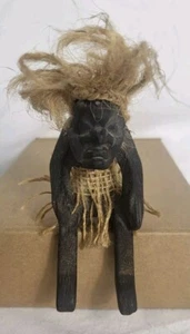 Figura escultura de madera tallada a mano sentado hombre tribal Tiki primitivo - Imagen 1 de 7