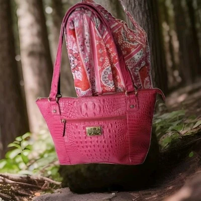 Bolso de mano Marc Fisher rosa animal en relieve Foto 1 de 4