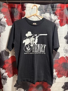Camiseta rifle Henry Repeating Arms talla mediana “HECHA EN AMÉRICA O NO HECHA EN ABSOLUTO” - Imagen 1 de 3