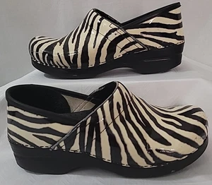 Zapatos de trabajo zuecos Dansko para mujer con estampado de cebra talla 9,5 - Imagen 1 de 5
