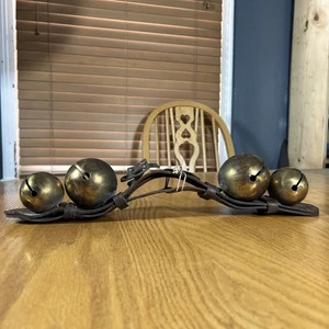 Vintage Messing Schlitten Glocken auf Geschirr Leder 4 Glocken (2×3′′ & 2×2,25′′) läuten gut - Bild 1 von 21
