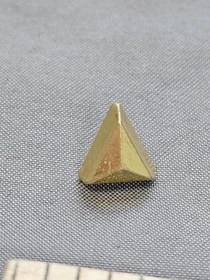 Pin de solapa triángulo piramidal tono dorado corbata minimalista geométrico pequeño Foto 1 de 4