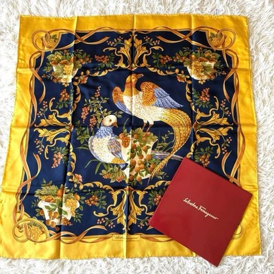Bufanda de Seda Ferragamo Pájaro Fruta Azul Marino Amarillo Estuche Usado Foto 1 de 4
