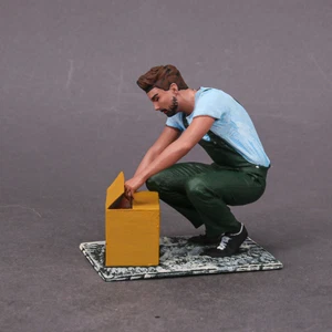 Figur Bemalt harz resin Mann packt eine Kiste für diorama 1:18 S960 - Bild 1 von 10