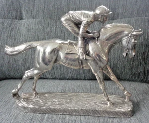 MUY GRANDE PESADO Stg. Estatua de jinete de caballo de carrera de plata cubiertos camelot 2,3 kilos - Imagen 1 de 19