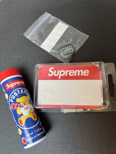 Lotto regalo Supreme New York adesivi ciao nome spilla bolla