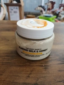 The Body Shop Almond Milk & Honey Gentle Exfoliating Cream Body Scrub 250ml - Picture 1 of 3