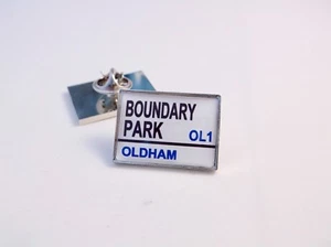 OLDHAM STADIUM ROAD STREET SIGN LAPEL PIN BADGE GIFT - Picture 1 of 1