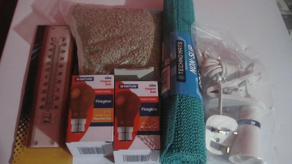 Kit de inicio para cría de pollitos (pollitos, patitos, codornices) lámpara de calor, estera, bombillas, alimentos Foto 1 de 1