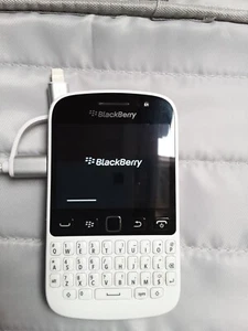 BlackBerry Curve 9720 - White RARE COLOUR - Picture 1 of 6