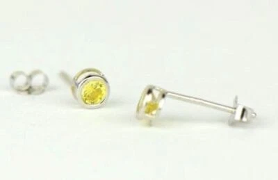 Juego de pendientes de piedra de nacimiento de 3 mm de oro blanco con bisel redondo de 14K Foto 1 de 4