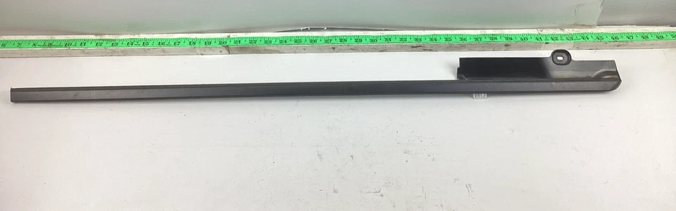 Dodge Grand Caravan 2010-2015 puerta corredera trasera izquierda ventana moldura OEM. Foto 1 de 4