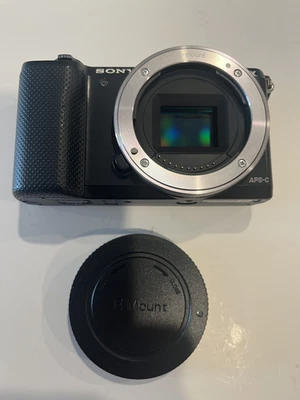 Cámara digital Sony Alpha a5000 20,1 MP - negra (solo cuerpo) obturador 3550 Foto 1 de 3