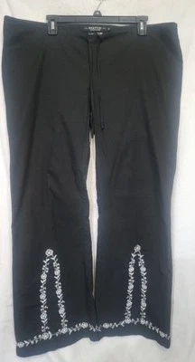 Pantalones de algodón negros Rampage de colección para mujer blancos detalles bordados dobladillo delantero abertura  Foto 1 de 4