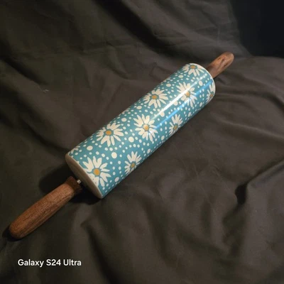 NUEVO Rodillo Calcomanía Floral Mercado de Pulgas Mujer Pioneer con Mango de Madera - Gres Foto 1 de 4