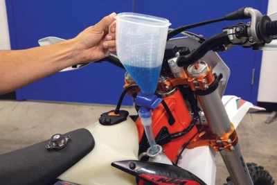 BOTE DE MOTOCROSS DE CARRERAS ATV MOTO DE NIEVE 2 TIEMPOS EMBUDO DE PORO FÁCIL CON VÁLVULA DE CIERRE Foto 1 de 4