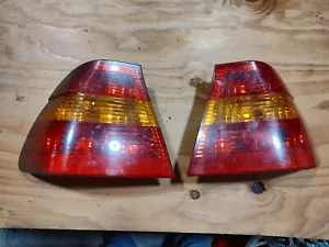 2002-2005 BMW 3 Series OUTER LEFT/RIGHT DRIVER/PASSENGER TAIL LIGHTS OEM - Picture 1 of 4