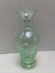Jarrón de vidrio imperial Loganberry, vidrio iridiscente, verde en relieve de 6,25" - Imagen 1 de 10