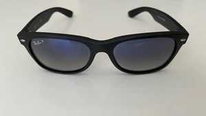 Gafas de sol Ray-Ban P RB2132 Wayfarer negras polarizadas marco negro mate - Imagen 1 de 14