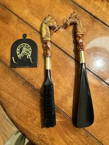 Vintage Hufeisen Schuhlöffel & Bürsten Set + Aufhänger - akzentuiert goldfarben Kunststoff - Bild 1 von 9